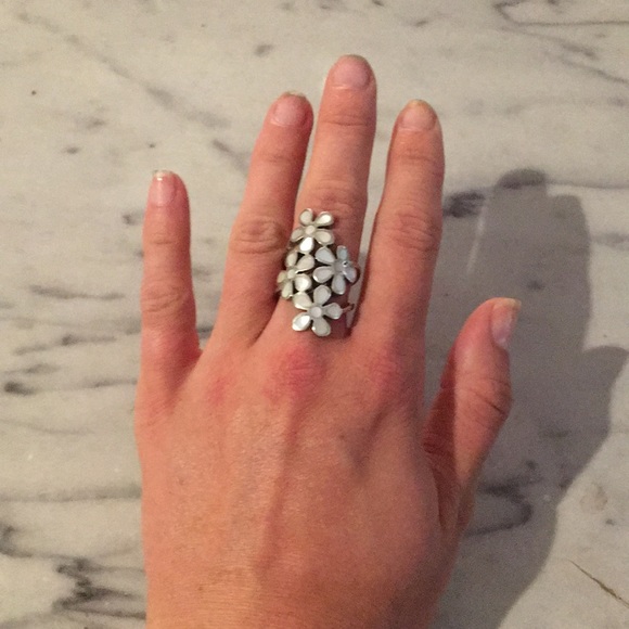 Sterling silver flower ring - Picture 2 of 3